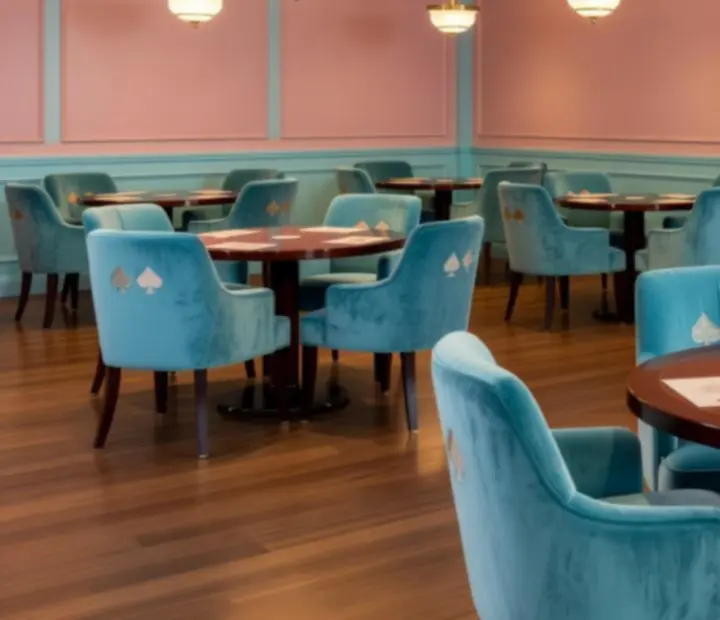 Décoration intérieure pastel avec touches de style casino chic et éclairages tamisés.